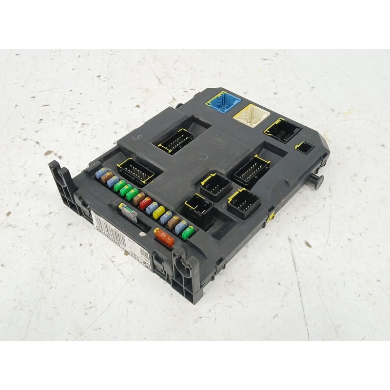 CAJA RELES / FUSIBLES 22661F01