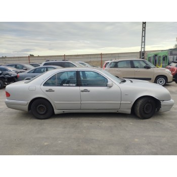 mercedes-benz clase e (w210) berlina del año 1999