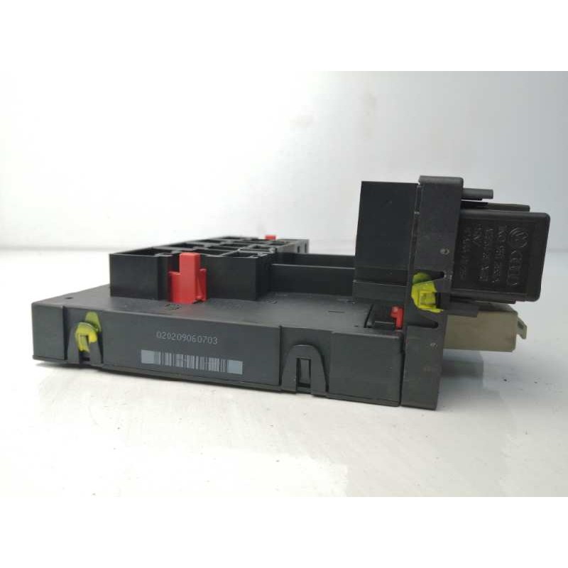 CAJA RELES / FUSIBLES F005V00526