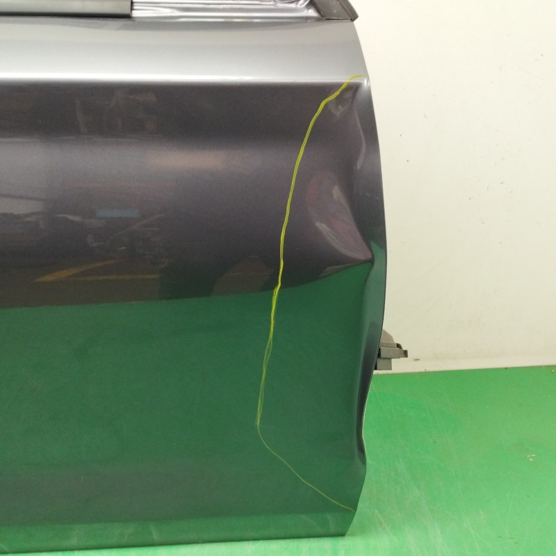 PUERTA DELANTERA DERECHA NECESITA REPARACON