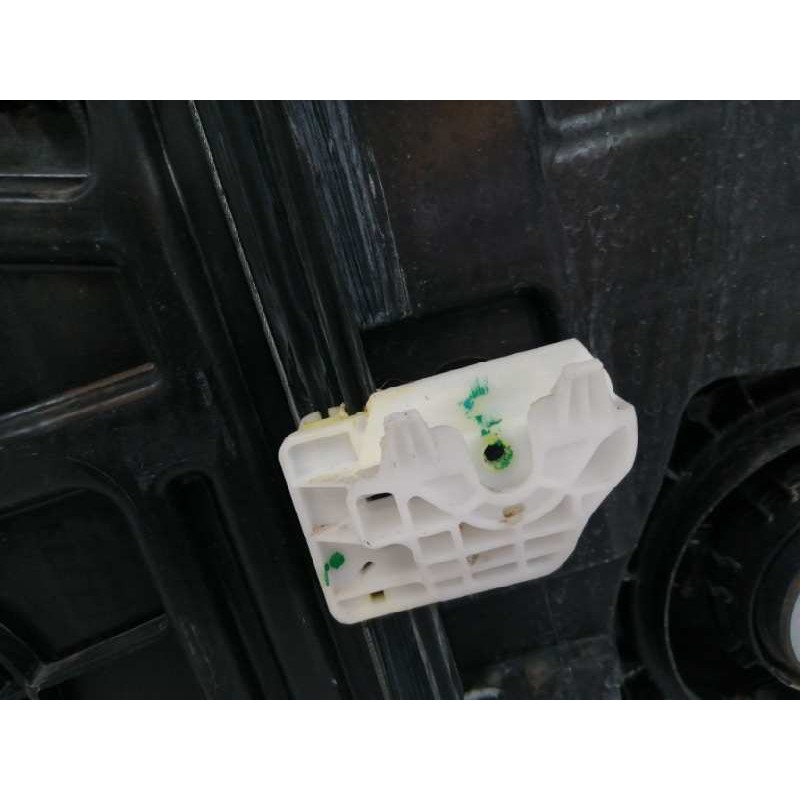 ELEVALUNAS DELANTERO DERECHO SIN MOTOR