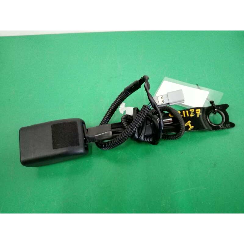 Recambio de enganche cinturon izquierdo para toyota auris hybrid active referencia OEM IAM 660765 DELANTERO 