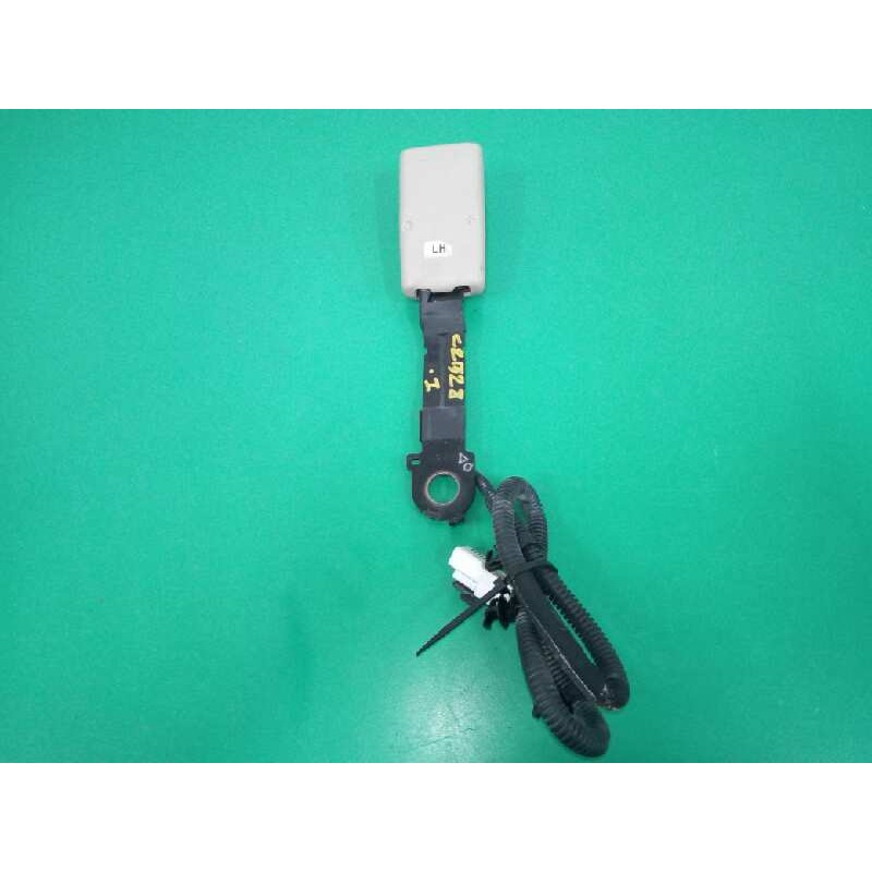 Recambio de enganche cinturon izquierdo para kia carens iii monospace (un) 2.0 crdi 140 referencia OEM IAM  DELANTERO 