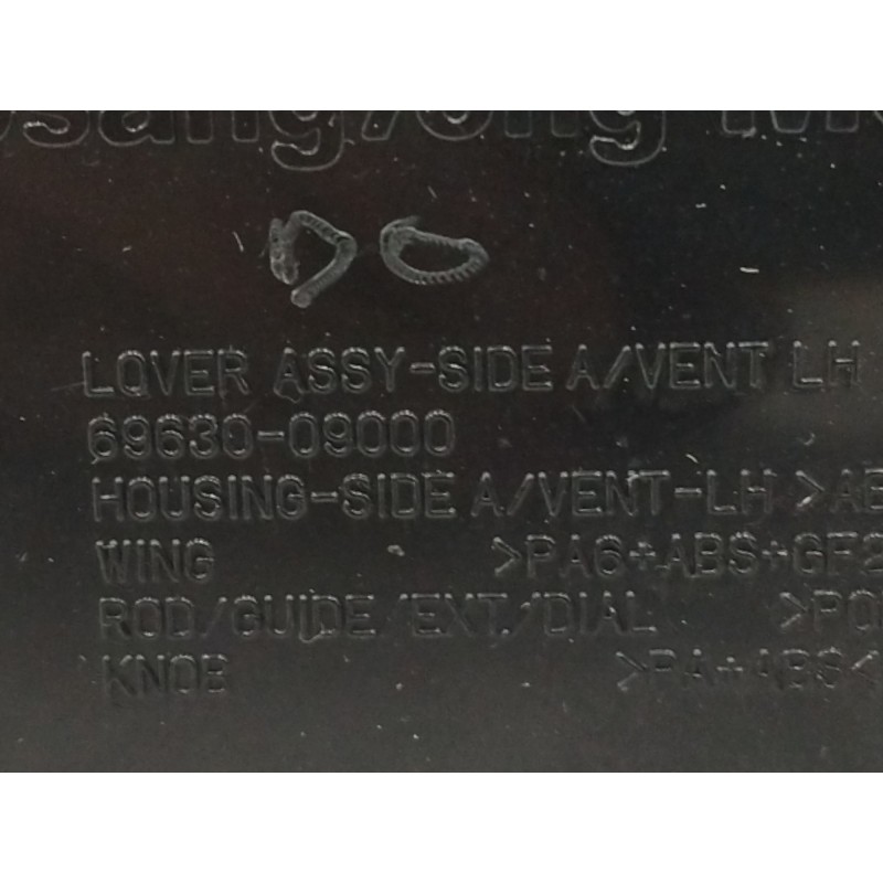 REJILLA AIREADORA DELANTERA IZQUIERDA