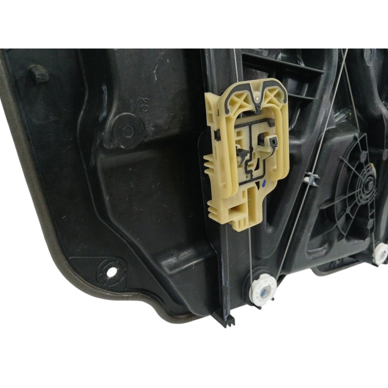 ELEVALUNAS DELANTERO DERECHO SIN MOTOR 82481EP011