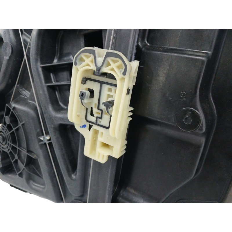 ELEVALUNAS DELANTERO IZQUIERDO SIN MOTOR 82471EP011