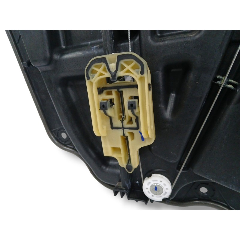 ELEVALUNAS TRASERO DERECHO SIN MOTOR 83481EP011