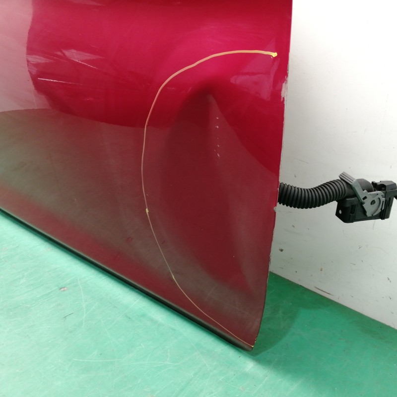 PUERTA DELANTERA DERECHA NECESITA REPARACION