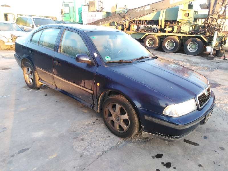 SKODA OCTAVIA BERLINA (1U2)