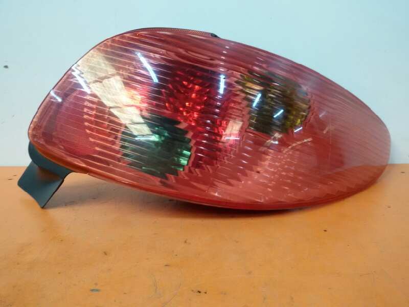 Recambio de piloto trasero derecho para peugeot 206 berlina x-line referencia OEM IAM 6351S0  