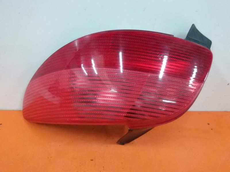 Recambio de piloto trasero derecho para peugeot 206 berlina xt referencia OEM IAM 6351P1  
