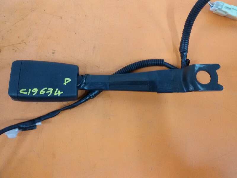 Recambio de enganche cinturon derecho para toyota yaris (ksp9/scp9/nlp9) básico referencia OEM IAM 732300D150B0  